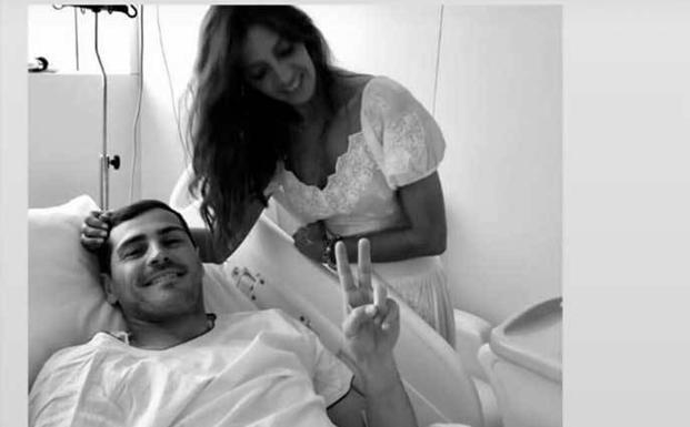 Sara Carbonero, con Iker Casillas, en el hospital. 