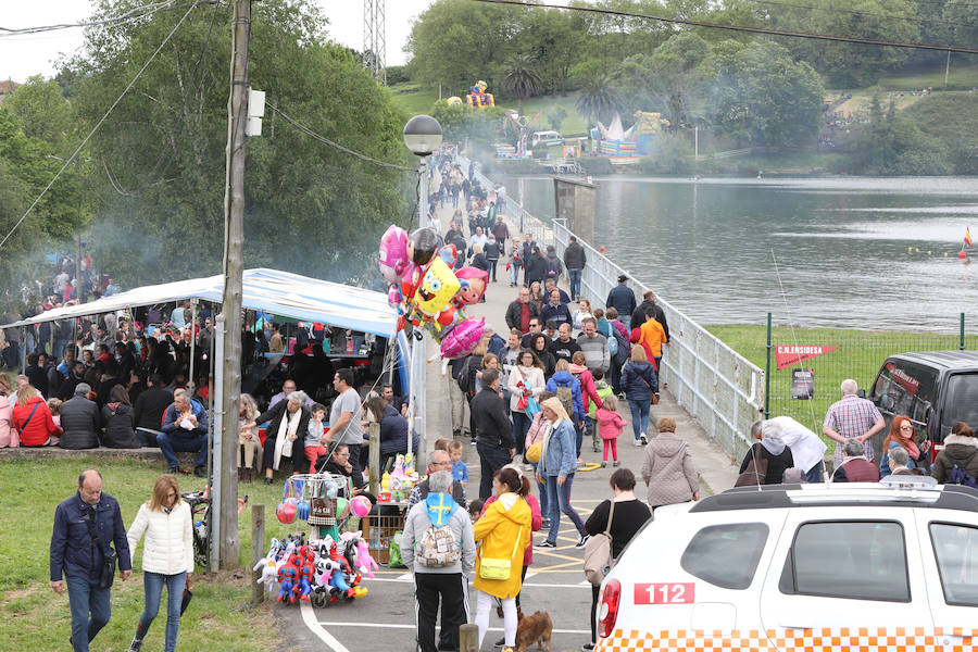 Miles de personas han disfrutado, un año más, de la jira en el embalse de Trasona (Corvera), una fiesta declarada de Interés Turístico. Empanada, tortilla, barbacoas y sidra son los ingredientes principales de una de las celebraciones más consolidadas de Asturias.