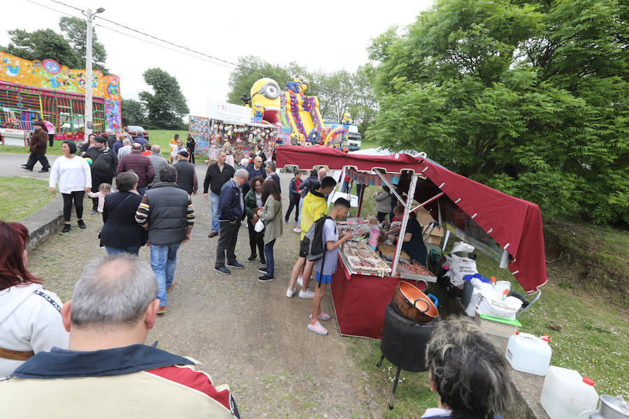 Miles de personas han disfrutado, un año más, de la jira en el embalse de Trasona (Corvera), una fiesta declarada de Interés Turístico. Empanada, tortilla, barbacoas y sidra son los ingredientes principales de una de las celebraciones más consolidadas de Asturias.