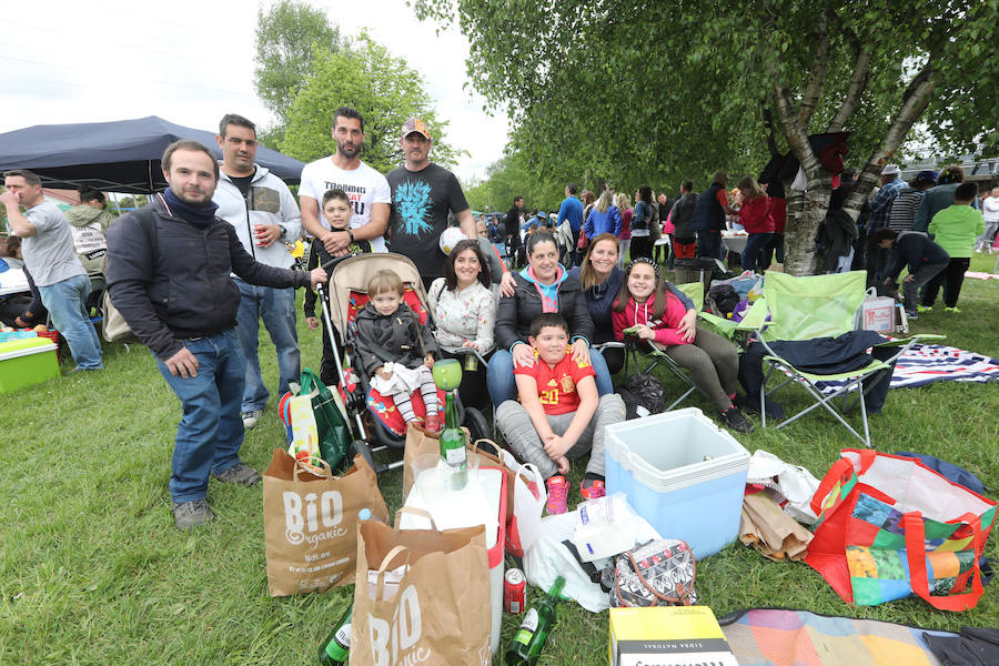 Miles de personas han disfrutado, un año más, de la jira en el embalse de Trasona (Corvera), una fiesta declarada de Interés Turístico. Empanada, tortilla, barbacoas y sidra son los ingredientes principales de una de las celebraciones más consolidadas de Asturias.