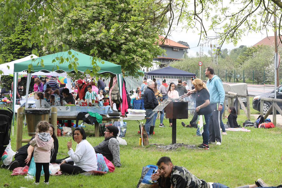 Miles de personas han disfrutado, un año más, de la jira en el embalse de Trasona (Corvera), una fiesta declarada de Interés Turístico. Empanada, tortilla, barbacoas y sidra son los ingredientes principales de una de las celebraciones más consolidadas de Asturias.