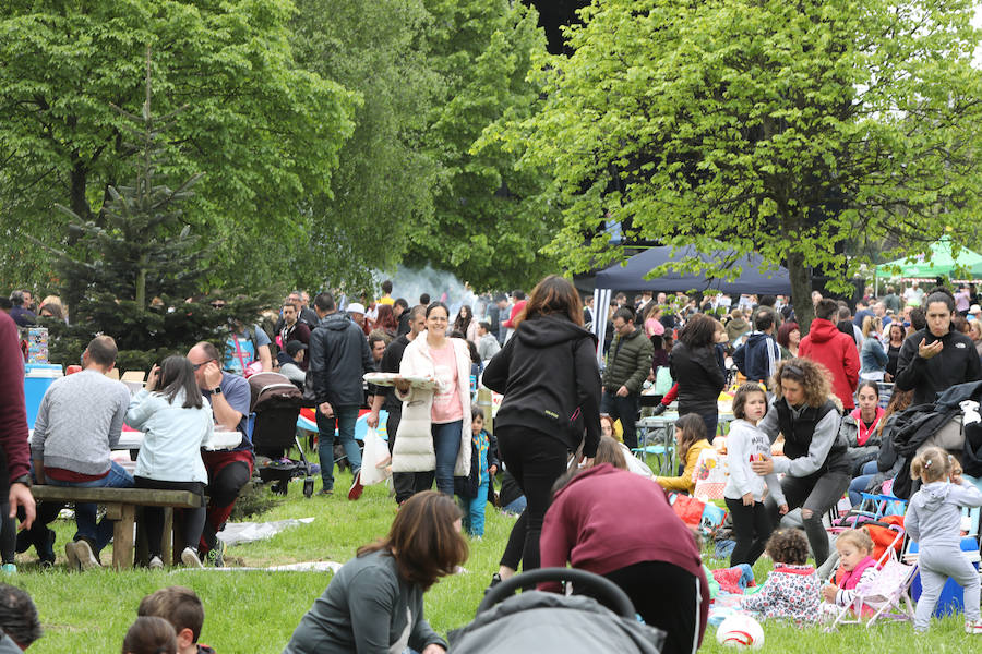 Miles de personas han disfrutado, un año más, de la jira en el embalse de Trasona (Corvera), una fiesta declarada de Interés Turístico. Empanada, tortilla, barbacoas y sidra son los ingredientes principales de una de las celebraciones más consolidadas de Asturias.