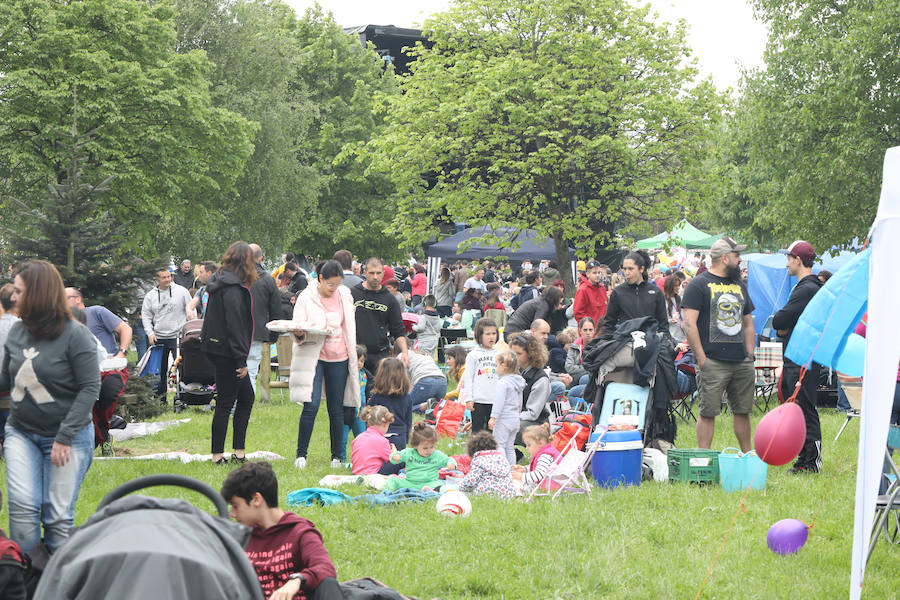 Miles de personas han disfrutado, un año más, de la jira en el embalse de Trasona (Corvera), una fiesta declarada de Interés Turístico. Empanada, tortilla, barbacoas y sidra son los ingredientes principales de una de las celebraciones más consolidadas de Asturias.