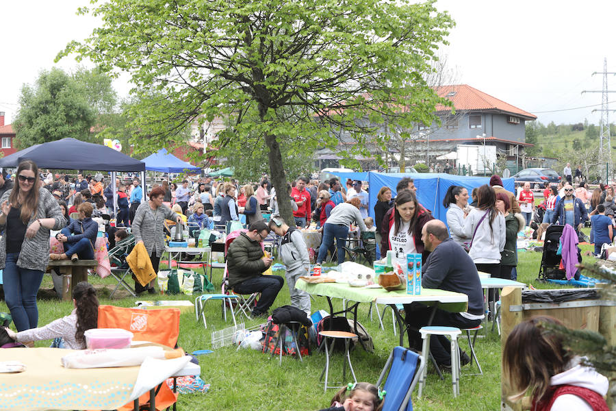 Miles de personas han disfrutado, un año más, de la jira en el embalse de Trasona (Corvera), una fiesta declarada de Interés Turístico. Empanada, tortilla, barbacoas y sidra son los ingredientes principales de una de las celebraciones más consolidadas de Asturias.