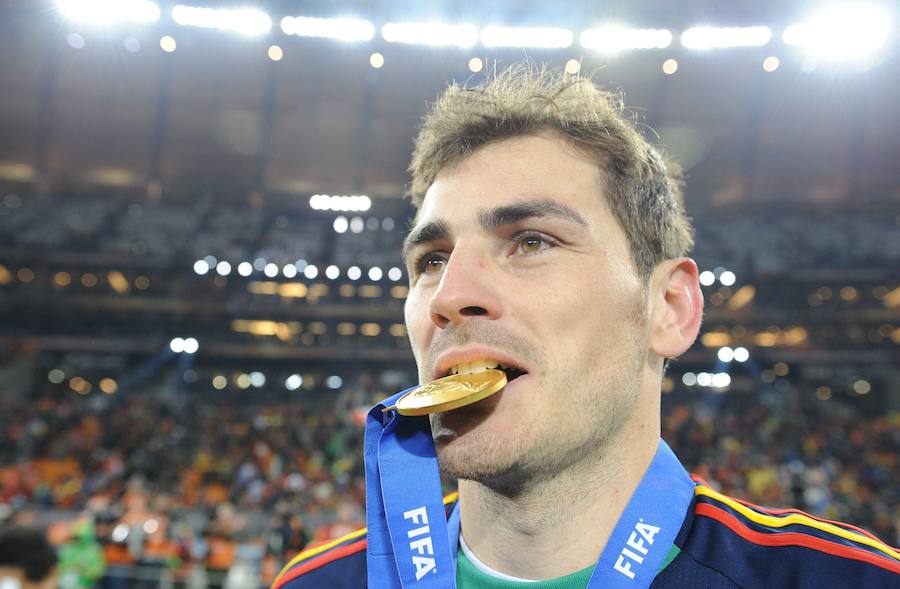 Como la de todo gran deportista, la carrera de Iker Casillas como portero de fútbol profesional ha tenido momentos duros y un sinfín de éxitos y, sin duda, uno de los más recordados es su papel en el partido contra Holanda en el que España se coronó como campeona del mundo. Su intervención bajo fue rematada con un espontáneo beso a la que hoy es su mujer, Sara Carbonero.