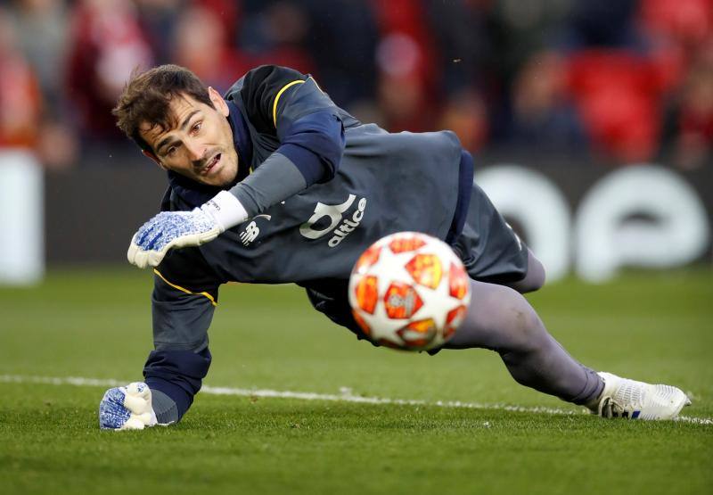 Como la de todo gran deportista, la carrera de Iker Casillas como portero de fútbol profesional ha tenido momentos duros y un sinfín de éxitos y, sin duda, uno de los más recordados es su papel en el partido contra Holanda en el que España se coronó como campeona del mundo. Su intervención bajo fue rematada con un espontáneo beso a la que hoy es su mujer, Sara Carbonero.