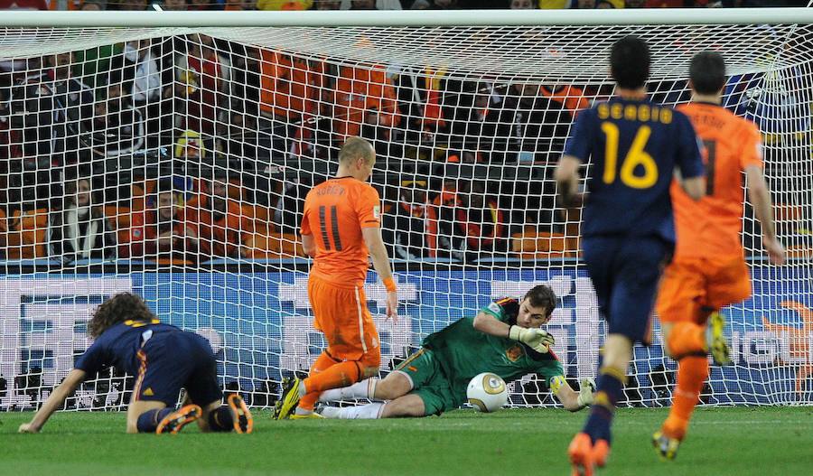 Como la de todo gran deportista, la carrera de Iker Casillas como portero de fútbol profesional ha tenido momentos duros y un sinfín de éxitos y, sin duda, uno de los más recordados es su papel en el partido contra Holanda en el que España se coronó como campeona del mundo. Su intervención bajo fue rematada con un espontáneo beso a la que hoy es su mujer, Sara Carbonero.