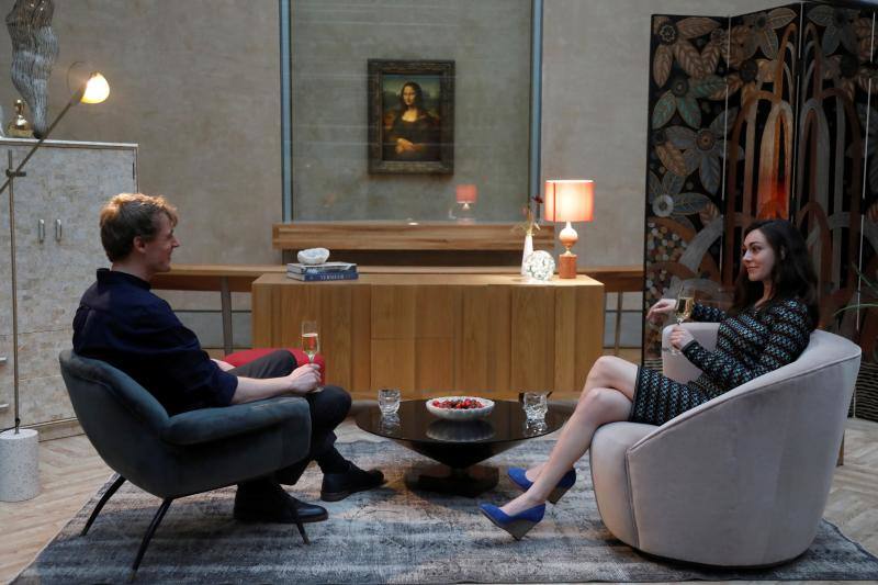 Daniela y Adam de Newcastle, Reino Unido, resultaron los ganadores de una propuesta de Airbnb y el Museo del Louvre de disfrutar de una velada nocturna en la pinacoteca. Incluía un aperitivo frente a La Gioconda y una cena frente a la estatua de Venus de Milo. También dormir en su propia pequeña pirámide bajo la icónica pirámide de cristal parisina.