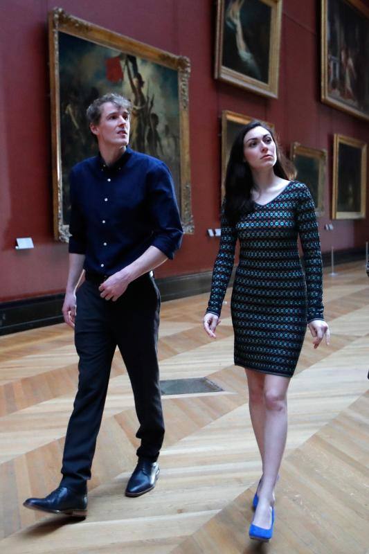 Daniela y Adam de Newcastle, Reino Unido, resultaron los ganadores de una propuesta de Airbnb y el Museo del Louvre de disfrutar de una velada nocturna en la pinacoteca. Incluía un aperitivo frente a La Gioconda y una cena frente a la estatua de Venus de Milo. También dormir en su propia pequeña pirámide bajo la icónica pirámide de cristal parisina.