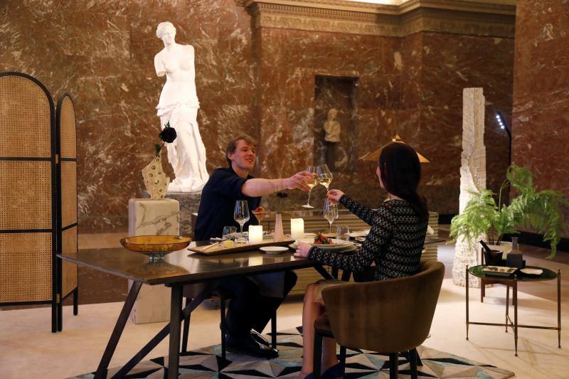 Daniela y Adam de Newcastle, Reino Unido, resultaron los ganadores de una propuesta de Airbnb y el Museo del Louvre de disfrutar de una velada nocturna en la pinacoteca. Incluía un aperitivo frente a La Gioconda y una cena frente a la estatua de Venus de Milo. También dormir en su propia pequeña pirámide bajo la icónica pirámide de cristal parisina.