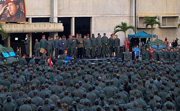 Maduro exhibe su poder militar