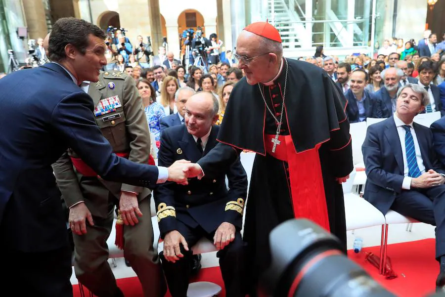 Pablo Casado saluda al cardenal arzobispo de Madrid, Carlos Osoro.