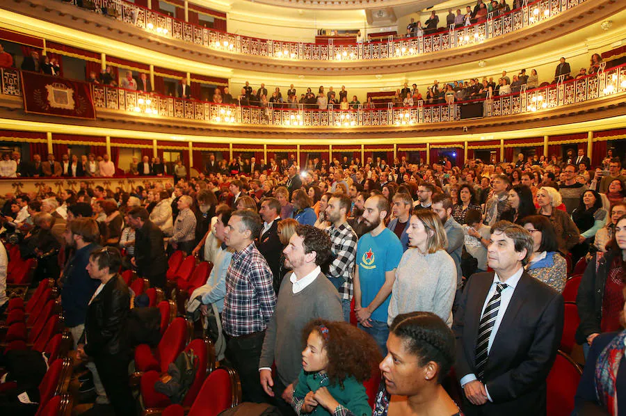 Más de 2.000 personas, según las estimaciones de la Policía Nacional, y 5.000 según los organizadores, se han movilizado este viernes en Oviedo para reivindicar la oficialidad del asturiano. Tras la movilización, el Teatro Campoamor acoge el acto central del Día de les Lletres.