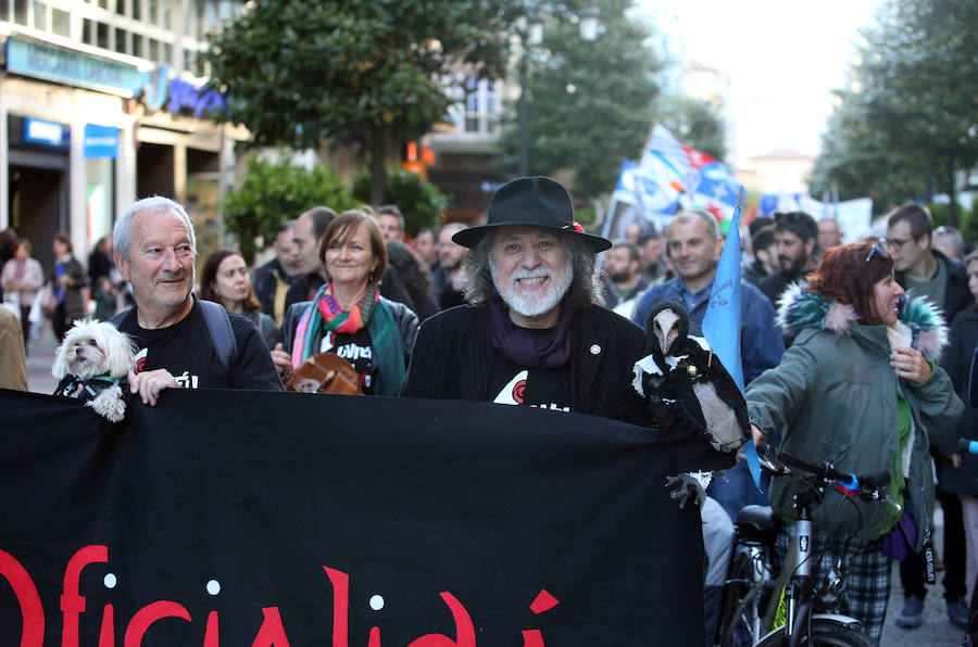 Más de 2.000 personas, según las estimaciones de la Policía Nacional, y 5.000 según los organizadores, se han movilizado este viernes en Oviedo para reivindicar la oficialidad del asturiano. Tras la movilización, el Teatro Campoamor acogió el acto central del Día de les Lletres.