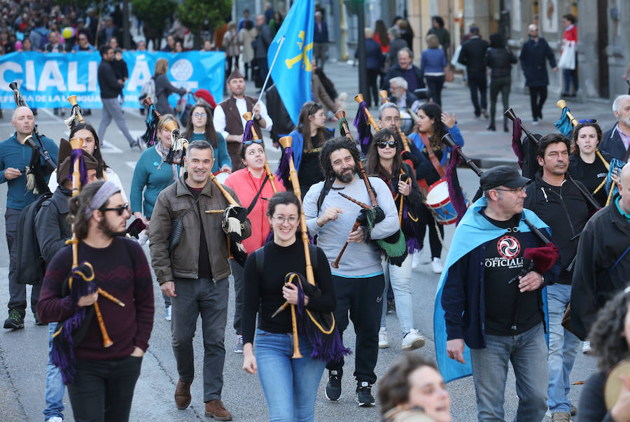 Más de 2.000 personas, según las estimaciones de la Policía Nacional, y 5.000 según los organizadores, se han movilizado este viernes en Oviedo para reivindicar la oficialidad del asturiano. Tras la movilización, el Teatro Campoamor acogió el acto central del Día de les Lletres.