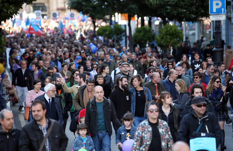 Más de 2.000 personas, según las estimaciones de la Policía Nacional, y 5.000 según los organizadores, se han movilizado este viernes en Oviedo para reivindicar la oficialidad del asturiano. Tras la movilización, el Teatro Campoamor acogió el acto central del Día de les Lletres.