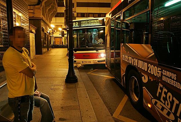 Autobuses nocturnos de EMTUSA en su cabecera de la plaza del Carmen. 