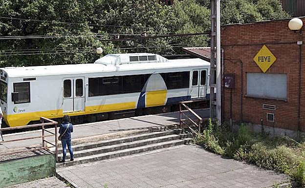 Estación de Veriña, donde sorprendieron a dos hombres robando raíles de la red ferroviaria.