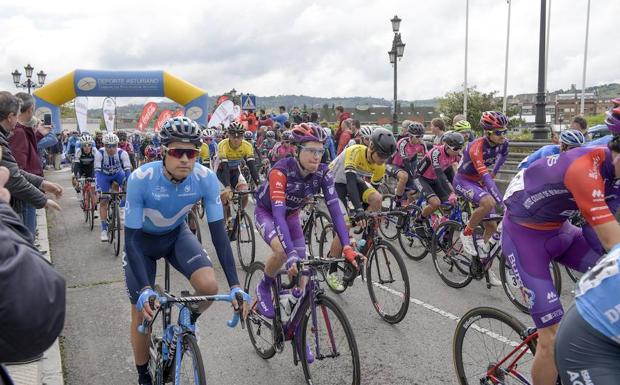 Salida de la primera etapa de la 62 Vuelta a Asturias.