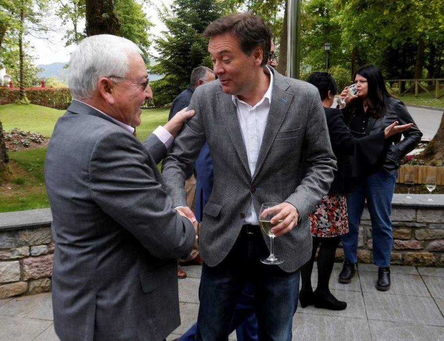 El restaurante del Castillo Bosque La Zoreda ha acogido un cálido homenaje a Ramón García Saiz, que deja la vida pública tras 32 años como edil de La Ribera.