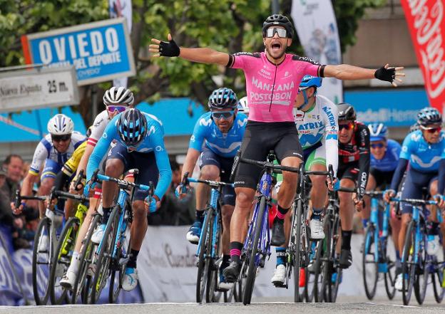 Carlos Quinteto celebra su victoria en la primera etapa de la Vuelta a Asturias tras imponerse al sprint en Pola de Lena. 