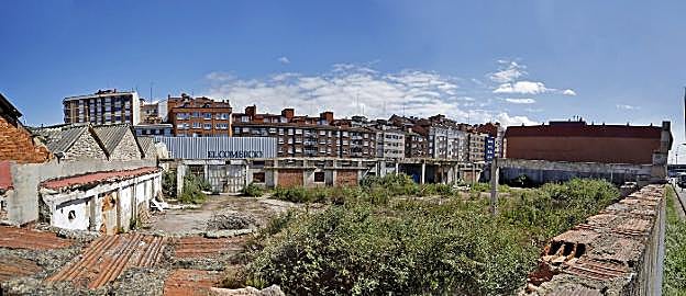 Terrenos comprendidos entre Delca y el Albergue Covadonga donde se construirán las tres torres que resolverán la transición entre el plan de vías y el barrio de Laviada. 
