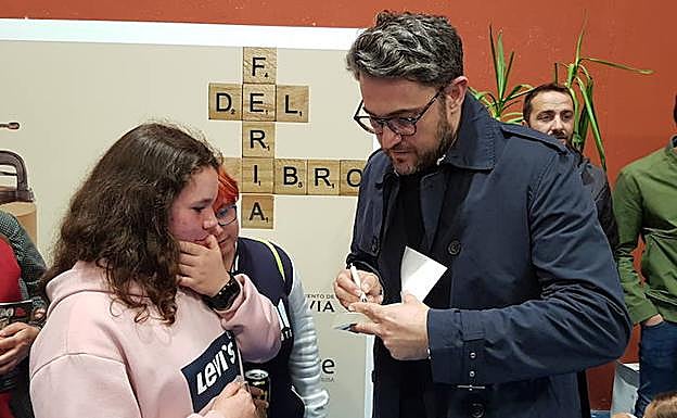 Màxim Huerta muestra su apoyo a la cultura sidrera en Navia