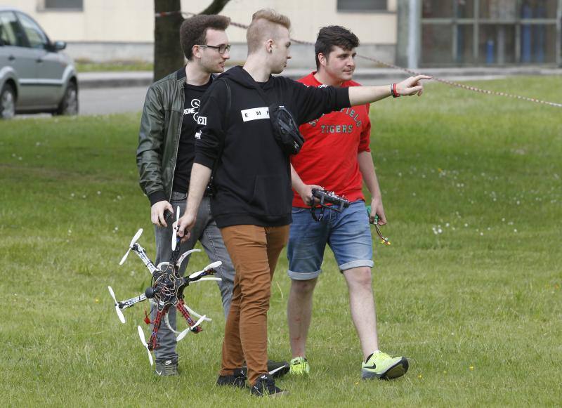Pitiot y Puerta vencen en la prueba organizada por Drones for Students en la EPI en las categorías de propósito general y carreras respectivamente. Formaban parte de los seis equipos que han aprendido a pilotar drones en el curso que ofrecía la asociación.