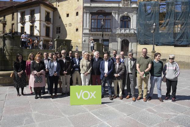 Cristina Coto, acompañada por miembros de su lista y el candidato regional, ayer. 