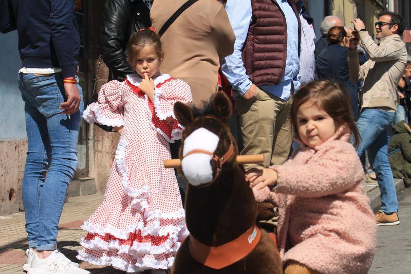 Los vecinos de la localidad del Oriente recorrieron las calles a caballo y ataviados con los mejores trajes flamencos.