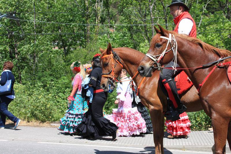 Los vecinos de la localidad del Oriente recorrieron las calles a caballo y ataviados con los mejores trajes flamencos.