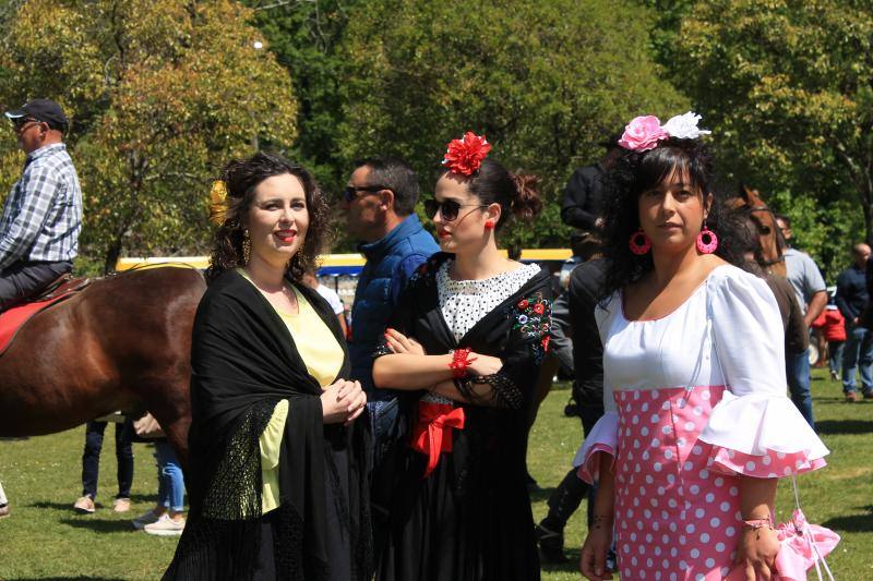 Los vecinos de la localidad del Oriente recorrieron las calles a caballo y ataviados con los mejores trajes flamencos.
