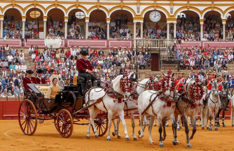 La tradicional Exhibición de Enganches de la Maestranza acogió la puesta de largo de una madrina de excepción: Victoria Federica de Marichalar y Borbón, que eligió la ciudad para su debut en un acto social en solitario. Con un clásico vestido de color albero del diseñador Enrique Rodríguez Hidalgo, la hija de la Infanta Elena y Jaime de Marichalar, llegó puntual a la cita y se dejó ver durante los momentos previos en los aledaños de la plaza de toros, donde su bisabuela, Doña María de las Mercedes, disfrutó tantas tardes de una de sus mayores aficiones.