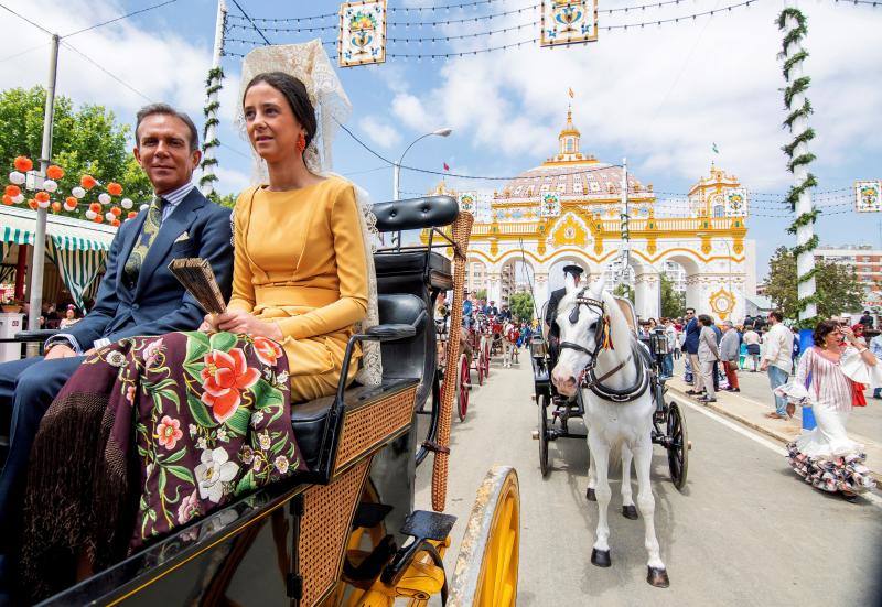 La tradicional Exhibición de Enganches de la Maestranza acogió la puesta de largo de una madrina de excepción: Victoria Federica de Marichalar y Borbón, que eligió la ciudad para su debut en un acto social en solitario. Con un clásico vestido de color albero del diseñador Enrique Rodríguez Hidalgo, la hija de la Infanta Elena y Jaime de Marichalar, llegó puntual a la cita y se dejó ver durante los momentos previos en los aledaños de la plaza de toros, donde su bisabuela, Doña María de las Mercedes, disfrutó tantas tardes de una de sus mayores aficiones.