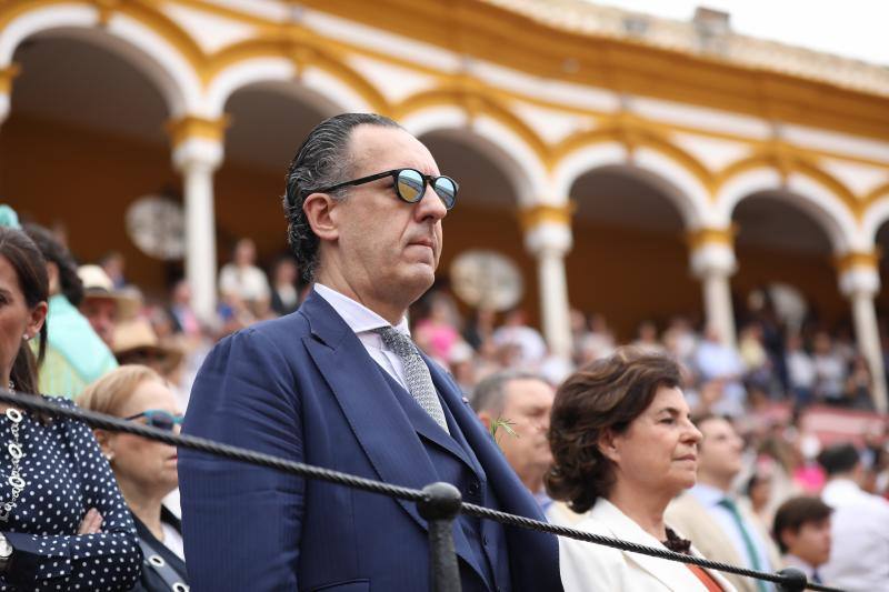 La tradicional Exhibición de Enganches de la Maestranza acogió la puesta de largo de una madrina de excepción: Victoria Federica de Marichalar y Borbón, que eligió la ciudad para su debut en un acto social en solitario. Con un clásico vestido de color albero del diseñador Enrique Rodríguez Hidalgo, la hija de la Infanta Elena y Jaime de Marichalar, llegó puntual a la cita y se dejó ver durante los momentos previos en los aledaños de la plaza de toros, donde su bisabuela, Doña María de las Mercedes, disfrutó tantas tardes de una de sus mayores aficiones.