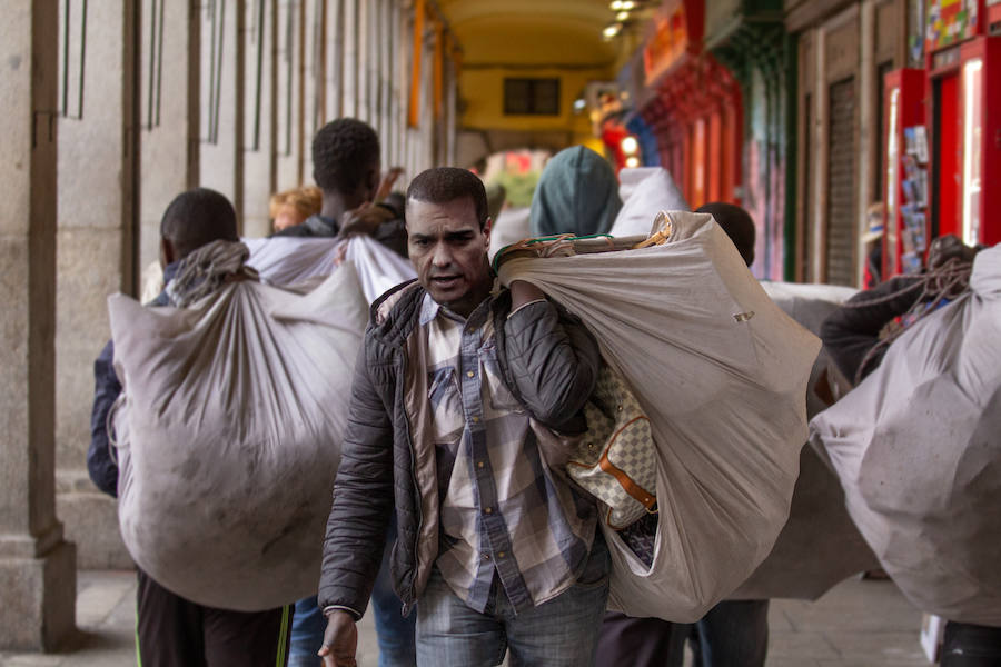 La ONG Save the Children presenta su impactante campaña 'La Infancia Marca'. Con ella buscan remover conciencias y recordar que uno de cada cuatro niños y niñas en España viven en situación de pobreza y entre un 10 y un 20 por ciento de la población sufrió abusos sexuales siendo niño o niña. Para ello, y mediante el montaje fotográfico, presenta a los principales líderes políticos españoles en situación de extrema pobreza. La campaña presenta a un Pedro Sánchez (PSOE) 'mantero', a un Pablo Casado (PP) como un niño de una chabola, a un Santiago Abascal (VOX) mendigo, a un Pablo Iglesias (Podemos) chatarrero y a un Albert Rivera (Ciudadanos) temporero. Las imágenes no dejan indiferente. 