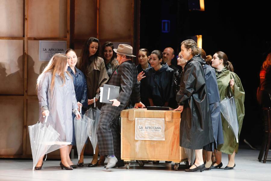 Se estrena este jueves la producción que el Teatro Campoamor ha hecho de la zarzuela 'El Dúo de la Africana', gracias al director de escena Joan Font y el director musical Miquel Ortega. La obra se podrá ver a las 20 horas del 9 al 11 de mayo.
