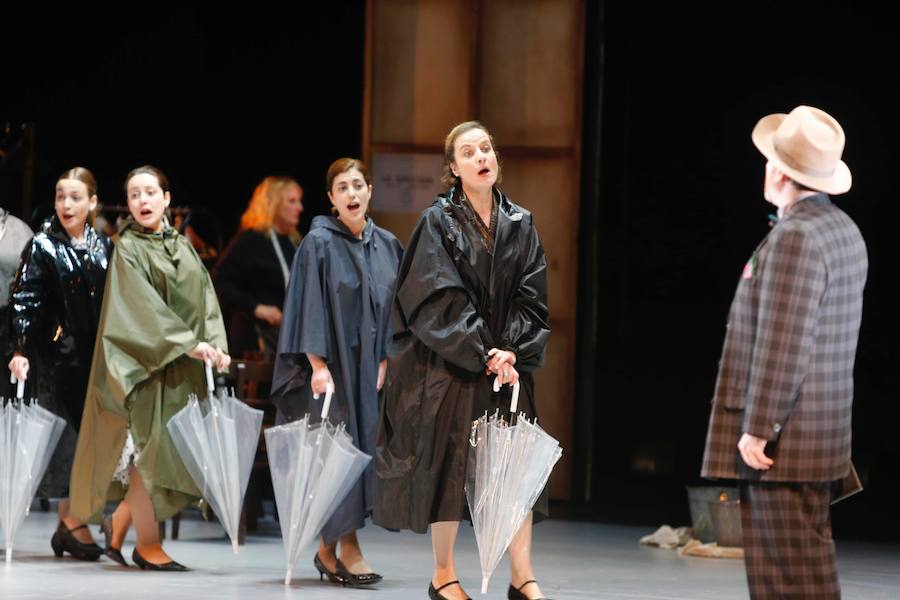 Se estrena este jueves la producción que el Teatro Campoamor ha hecho de la zarzuela 'El Dúo de la Africana', gracias al director de escena Joan Font y el director musical Miquel Ortega. La obra se podrá ver a las 20 horas del 9 al 11 de mayo.