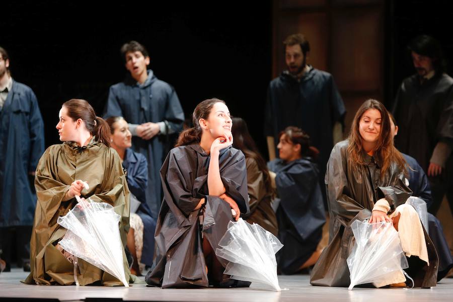 Se estrena este jueves la producción que el Teatro Campoamor ha hecho de la zarzuela 'El Dúo de la Africana', gracias al director de escena Joan Font y el director musical Miquel Ortega. La obra se podrá ver a las 20 horas del 9 al 11 de mayo.