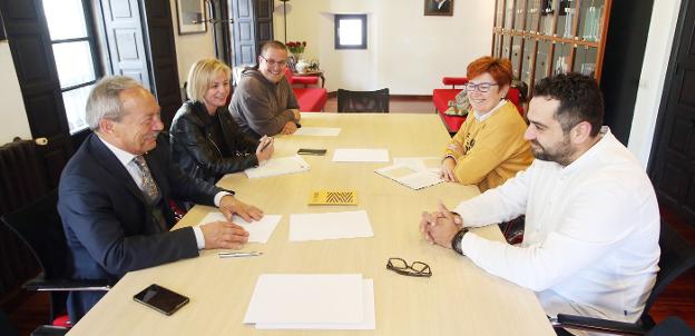 Wenceslao López, Eva Alonso, Diego Valiño, Silvia Suárez y Daniel Díaz, ayer en la reunión en la Casa del Pueblo. 