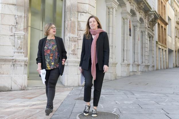 Ana Taboada y Lorena Gil, frente al Museo de Bellas Artes de Asturias. 