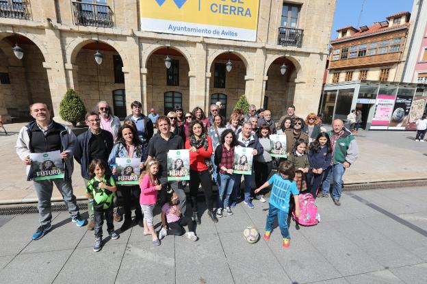 Los integrantes de la candidatura de Cambia Avilés presentaron ayer su lema de campaña y la cartelería de la misma. 