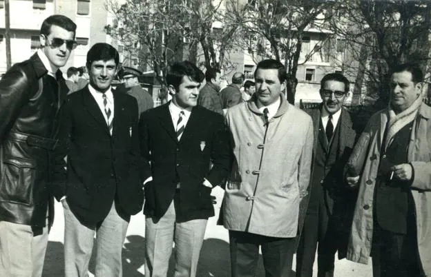 Junquera, a la izquierda, visitando a García Cuervo y Lavandera que jugaban con el Sporting en Vallecas, junto a los periodistas Julio Álvarez Mendo, en el centro, y Arturo Arias, a la derecha. 