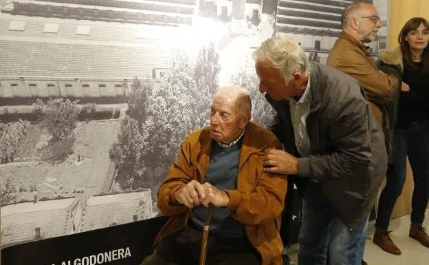 Arriba, trabajadoras de la fábrica en una fotografía antigua. Debajo, recortes de prensa, varios de EL COMERCIO, dedicados a visitas ilustres a la factoría. Sobre estas líneas, sentado, Antonio Martín Pascual, antiguo empleado.