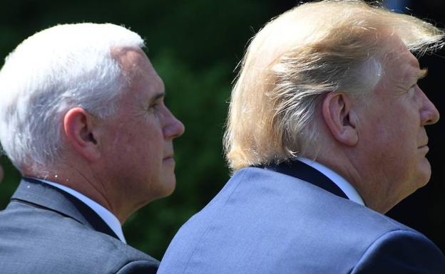 Pence (i) y Trump. 