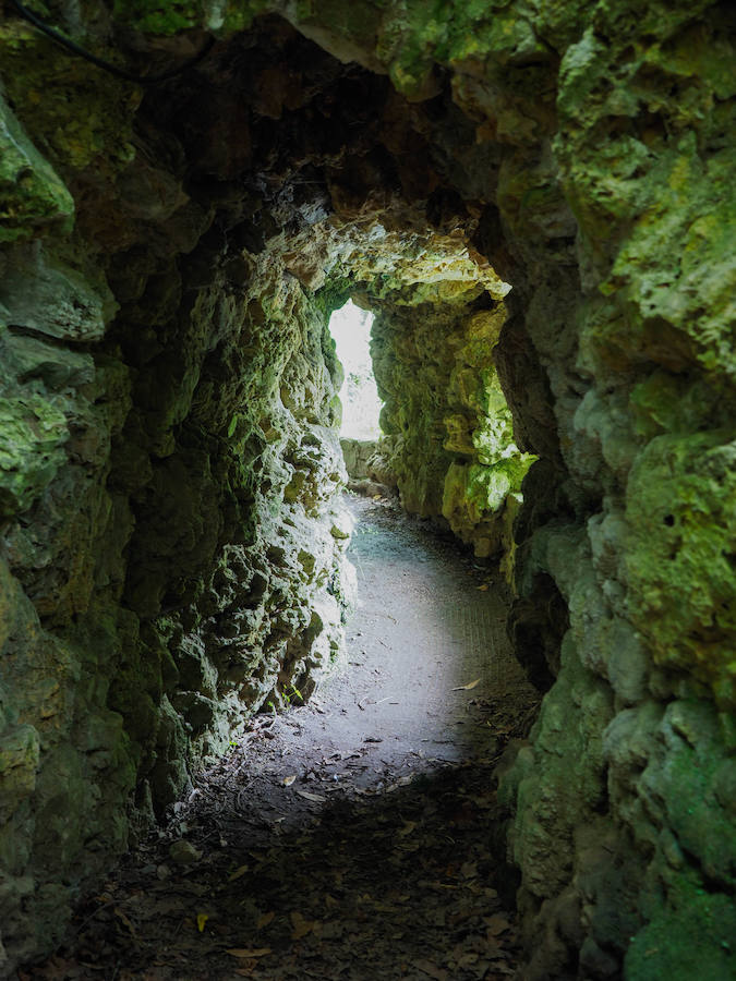 Cueva del jardín, en las inmediaciones de la laguna y el pabellón. 
