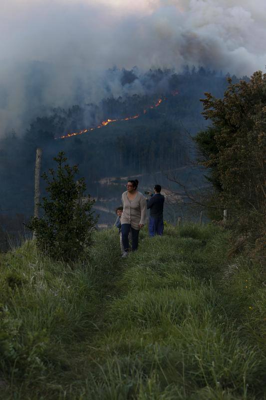 Los fuertes vientos han provocado que el humo se extendieran incluso sobre Gijón, Avilés o la ría de Villaviciosa.