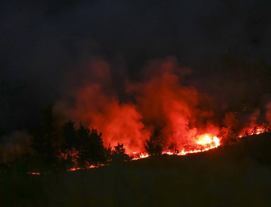 Los fuertes vientos han provocado que el humo se extendieran incluso sobre Gijón, Avilés o la ría de Villaviciosa.