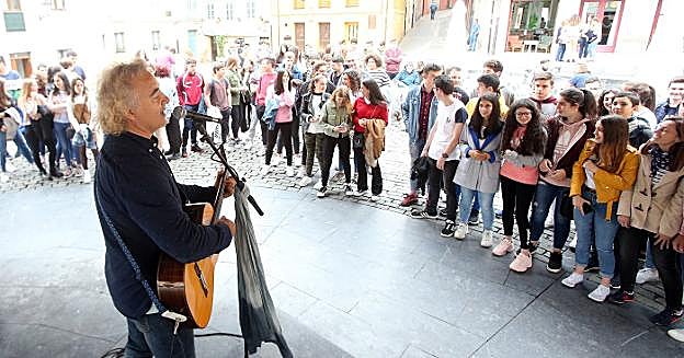 El cantautor Migueli ofreció un concierto por esta jornada escolar en la plaza de El Paraguas. 