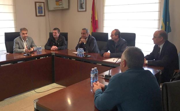 Fernando Lastra, reunido con los alcaldes de la cuenca del Navia. 